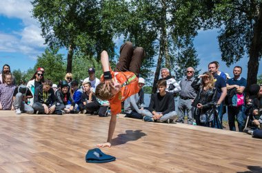 KIEV, UKRAINE - 28 Mayıs 2017: Bboy gösteri yapıyor - sokak sanatçısı breakdance