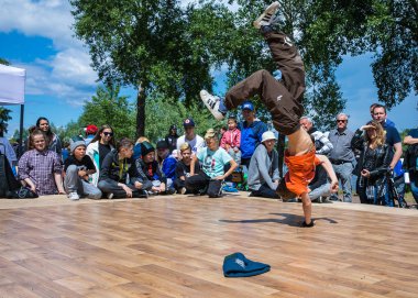 KIEV, UKRAINE - 28 Mayıs 2017: Bboy gösteri yapıyor - sokak sanatçısı breakdance