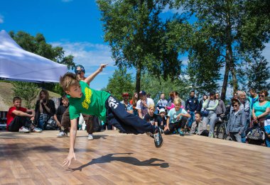 KIEV, UKRAINE - 28 Mayıs 2017: Bboy gösteri yapıyor - sokak sanatçısı breakdance