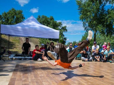 KIEV, UKRAINE - 28 Mayıs 2017: Bboy gösteri yapıyor - sokak sanatçısı breakdance