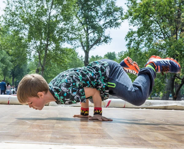 Kiev, Ukraina - 28 maj 2017: Street artist breakdancing utomhus — Stockfoto