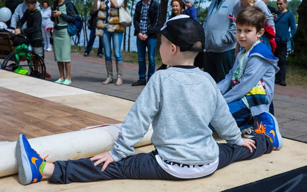 Kiev, Ukraina - 28 maj 2017: Street artist breakdancing utomhus — Stockfoto