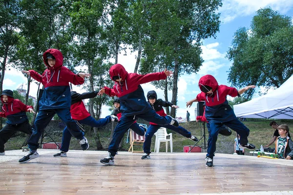 Kiev, Ukraina - 28 maj 2017: Street artist breakdancing utomhus — Stockfoto