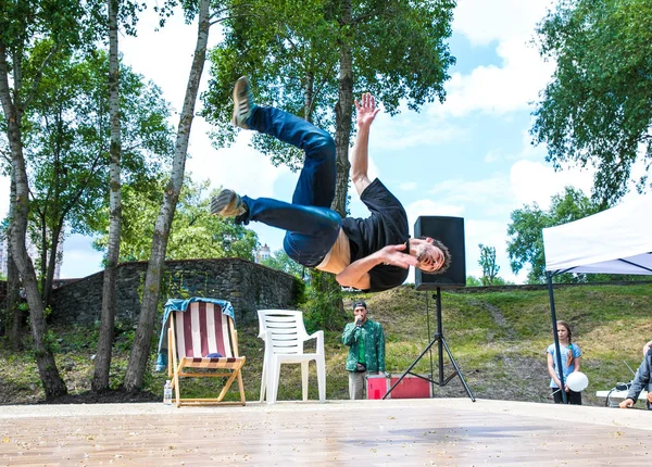 KIEV, UCRANIA - 28 de mayo de 2017: Artista callejero bailando breakdance al aire libre —  Fotos de Stock