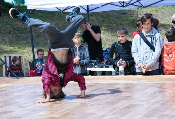 Kiev, Ukraina - 28 maj 2017: Street artist breakdancing utomhus — Stockfoto