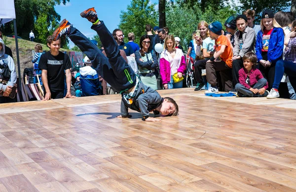 Kiev, Ukraina - 28 maj 2017: Street artist breakdancing utomhus — Stockfoto