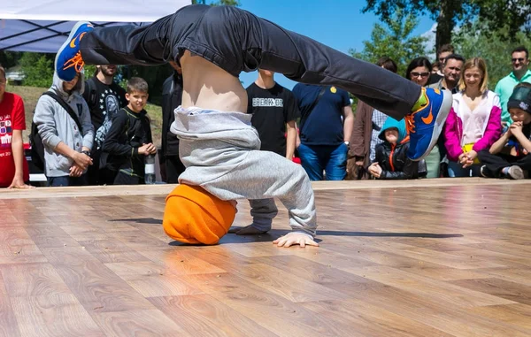 Kiev, Ukraina - 28 maj 2017: Street artist breakdancing utomhus — Stockfoto