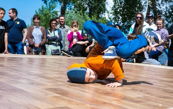 Kiev, Ukraina - 28 maj 2017: Street artist breakdancing utomhus — Stockfoto