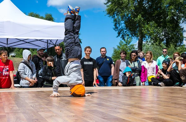 Kiev, Ukraina - 28 maj 2017: Street artist breakdancing utomhus — Stockfoto