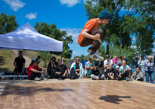 Kiev Ukraine Maj 2017 Bboy Gör Några Stunts Street Artist — Stockfoto