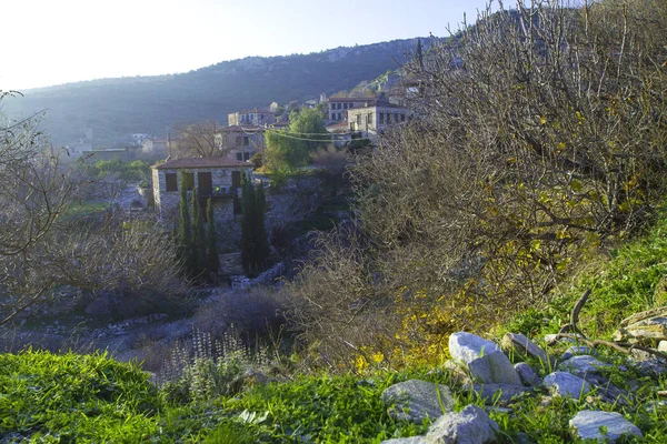 Hermosos lugares turísticos en Turquía. impresionante naturaleza y una pequeña v — Foto de Stock