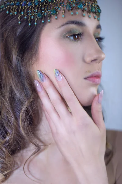 Schoonheid fashion model meisje met nailart en make-up, haar en jood — Stockfoto