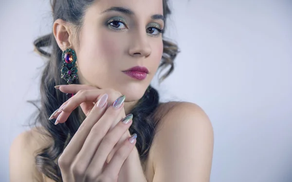 Skönhet mode modell flicka med nailart och make up, hår och Jude — Stockfoto