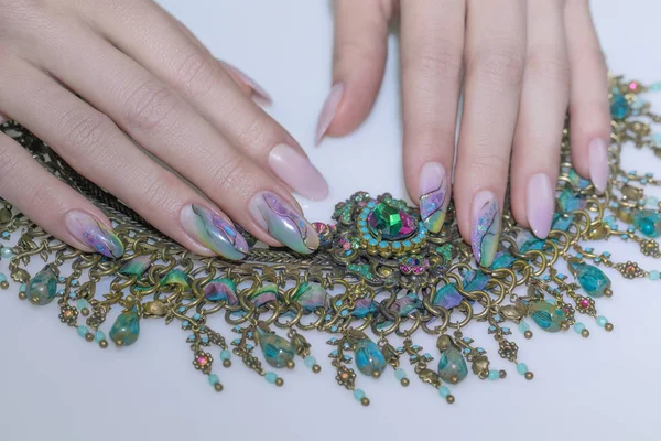 Prachtige vrouwelijke handen met gemanicuurde nagels — Stockfoto