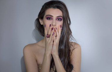 Makyajlı ve çivili güzel moda kadını. Moda makyajlı ve manikürlü güzel seksi kız portresi. Sanat tasarımı, renkli makyaj ve Tırnaklar.