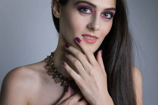 Mujer Moda Hermosa Con Maquillaje Nailart Retrato Una Guapa Chica —  Fotos de Stock