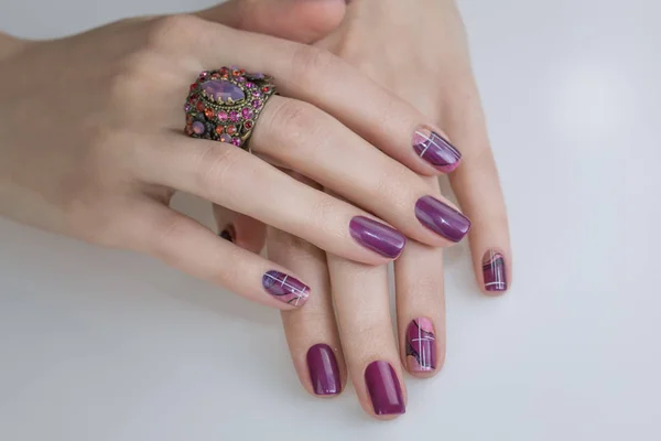 美しい爪アートのマニキュア 爪の装飾をデザイン マニキュア ネイル ペイント — ストック写真