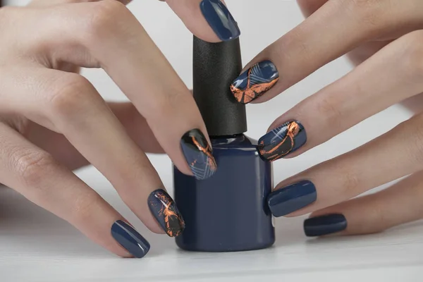 美しい爪アートのマニキュア 爪の装飾をデザイン マニキュア ネイル ペイント — ストック写真