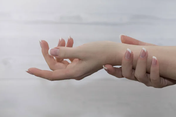 Mãos Femininas Com Bela Manicure Francesa Unhas Mulher Cuidada Com — Fotografia de Stock