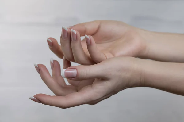 Kobiecych Rąk Piękny Manicure Francuski Wypielęgnowane Paznokcie Kobiety Francuski Nailart — Zdjęcie stockowe