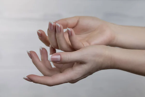 Mãos Femininas Com Bela Manicure Francesa Unhas Mulher Cuidada Com — Fotografia de Stock