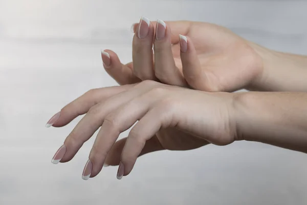 Manos Femeninas Con Hermosa Manicura Francesa Uñas Mujer Cuidadas Con — Foto de Stock