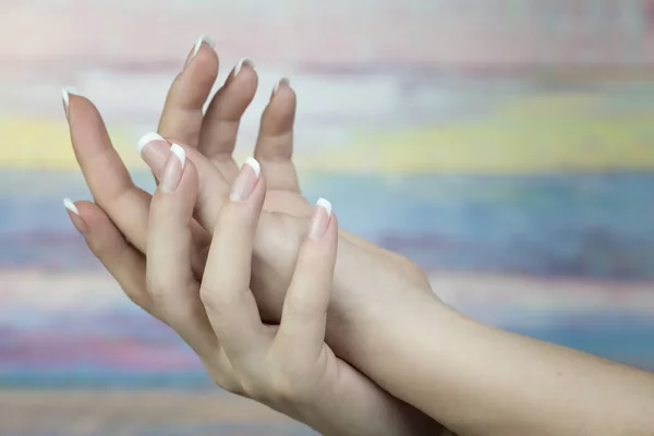 Mãos Femininas Com Bela Manicure Francesa Unhas Mulher Cuidada Com — Fotografia de Stock