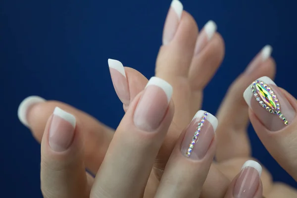 Mãos Femininas Com Manicure Francês Bonito Com Decotations Unhas Mulher — Fotografia de Stock