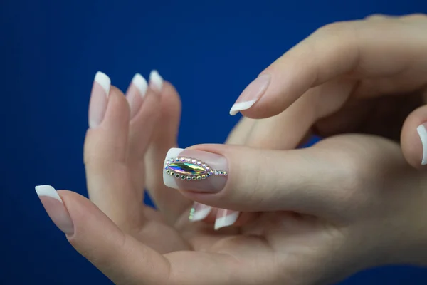 Női Kezek Gyönyörű Francia Manikűr Decotations Ápolt Körmök Francia Nailart — Stock Fotó