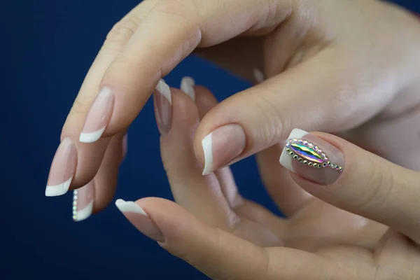 Mãos Femininas Com Manicure Francês Bonito Com Decotations Unhas Mulher — Fotografia de Stock