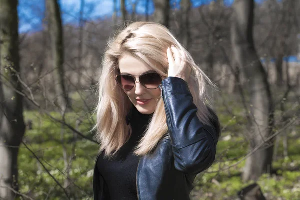Underbar Ung Modell Kvinna Med Perfekt Blont Hår Tittar Kameran — Stockfoto