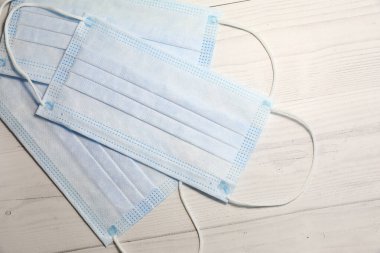 Cerrahi koruyucu maske. Karantinaya alın. Salgın. Korona virüsüne karşı korunmak için antiviral tıbbi maske