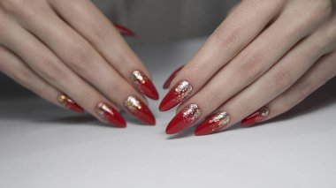 Güzel tırnakları olan kadın elleri. Şık moda kadın manikürü. Güzel genç bir kadının elleri