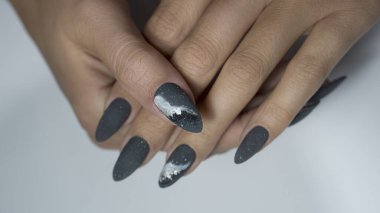 Güzel tırnakları olan kadın elleri. Şık moda kadın manikürü. Güzel genç bir kadının elleri