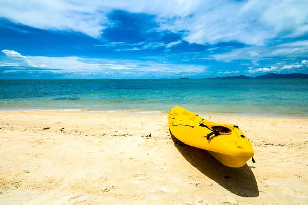 Caiaque Amarelo Praia Sobre Mar Azul Céu Azul Ilha Samui — Fotografia de Stock