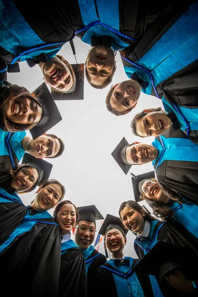Los graduados y el concepto de educación . — Foto de Stock