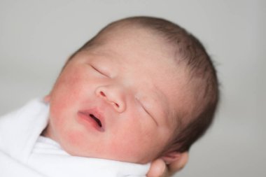 Bir günlük bebeğe yakın ve seçici odaklanma