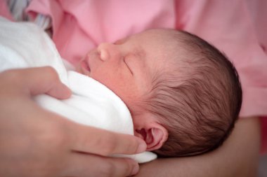 Bir günlük bebeğe yakın ve seçici odaklanma