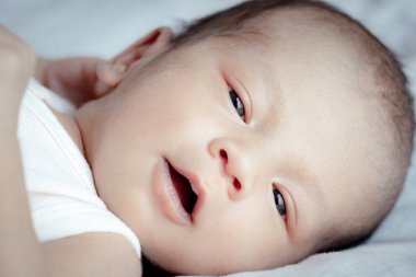 Sevimli Asyalı bebek portresi, konsept yeni doğan, gözlere seçici odaklanma.