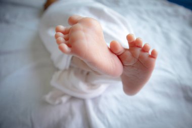 Yeni doğmuş Asyalı bebeğin yalınayak resmini çek..