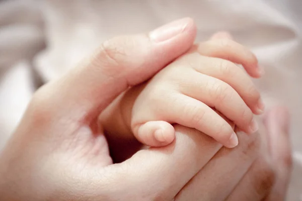 Close Selective Focus Fingers Baby Newborn Hand His Mother — Stock Photo, Image