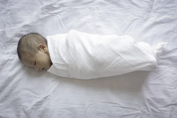 Bebê Recém Nascido Com Envoltório Pano Cama Branca — Fotografia de Stock