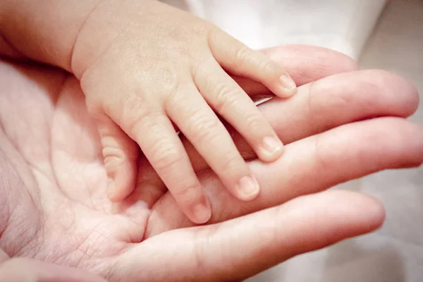 Close Selective Focus Fingers Baby Newborn Hand His Mother — Stock Photo, Image