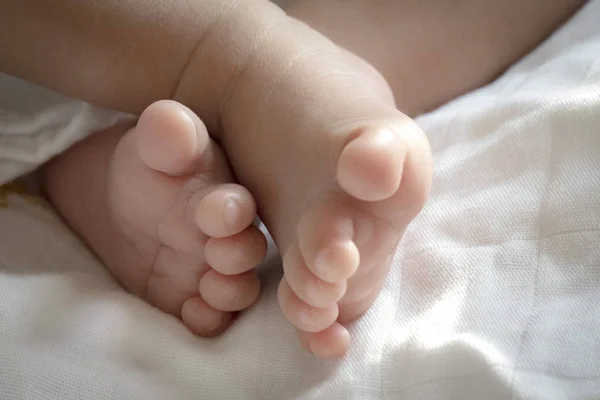 Close Descalço Bebê Asiático Recém Nascido — Fotografia de Stock