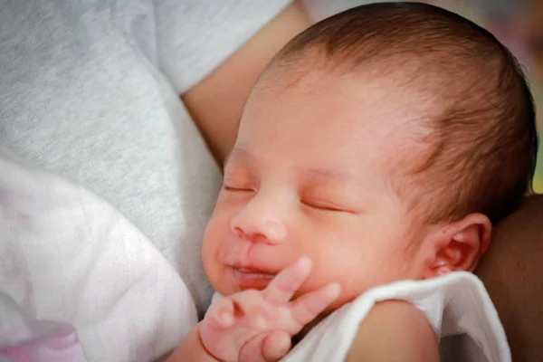귀여운 아시아인 아기의 신생아를 만들어 냅니다 로열티 프리 스톡 이미지
