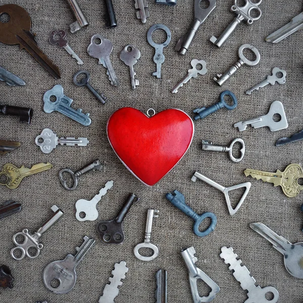 Llaves se esfuerzan por el corazón, foto conceptual — Foto de Stock