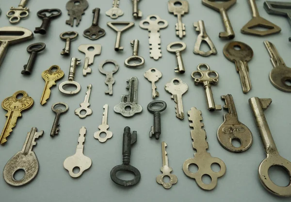 Ensemble de petites clés en métal, photographiées en angle — Photo