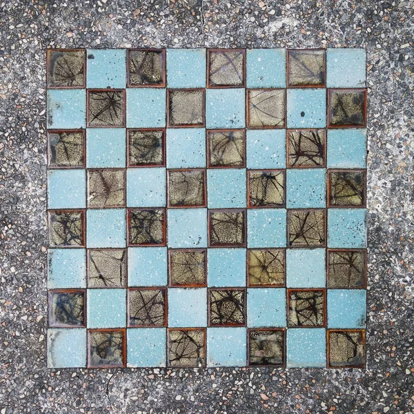 Старая керамическая плитка, как шахматная доска, вид сверху — стоковое фото