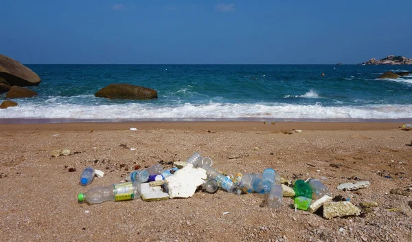 타이의해 안으로 버려 지는 플라스틱 폐기물 — 스톡 사진