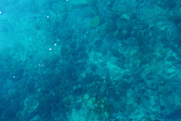 Фото морського дна з галькою через чисту воду. поверхня як фон — стокове фото